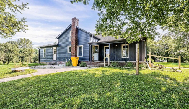 Charming old farmhouse, spacious 2-bedroom on 2+ acres