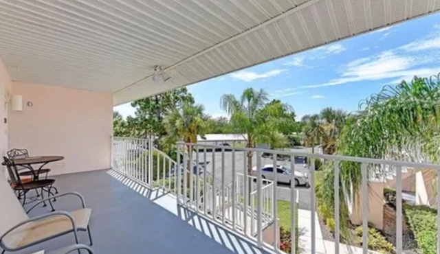 Charming Old Florida Condo….Minutes to World Famous Beaches