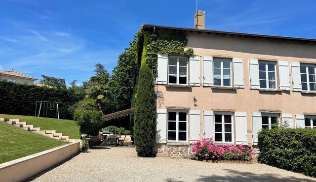 Charming old house, renovated contemporary, 250 m2, with magnificent swimming pool