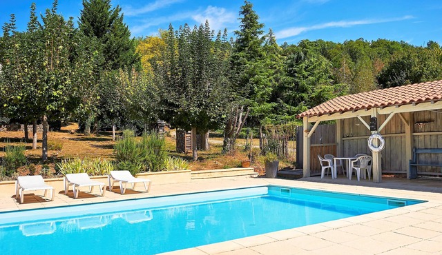 Charming old tobacco barn with pool and large garden close to Tremolat village