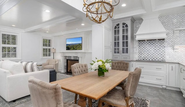 Charming Old Town Jewel Box on Captain's Row one Block from the Potomac River