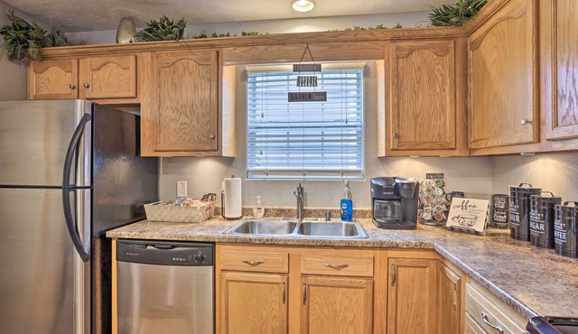 Charming Omaha Condo - 13 Miles to Downtown!