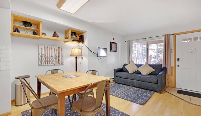 Charming One-Bedroom. Walk to Town, Near Hiking/Biking l wp33b