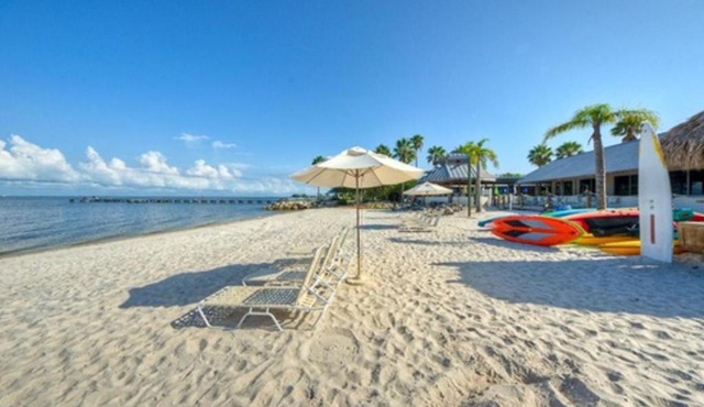 Charming one bedroom resort-style studio with pool and beach access