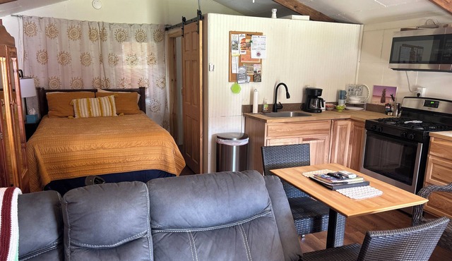 Charming one bedroom studio apartment , Nearby shopping/restaurants, Pets ok