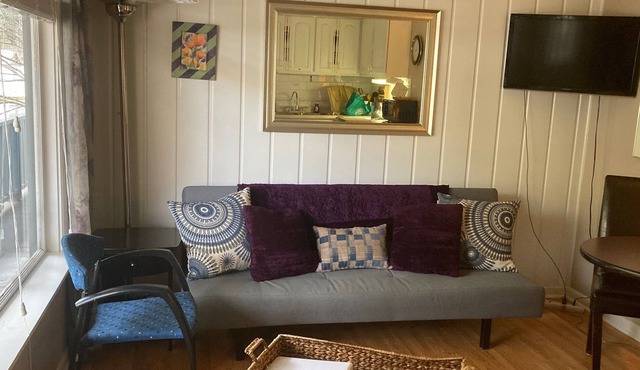 Charming One Bedroom Apartment In Town