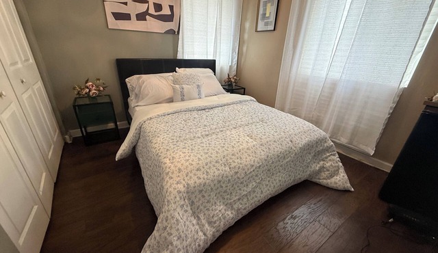 Charming one room in a shared townhouse in Lauderdale Lakes with cool AC