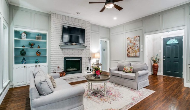 CHARMING ONE STORY HOME IN THE HEART OF GRAPEVINE!