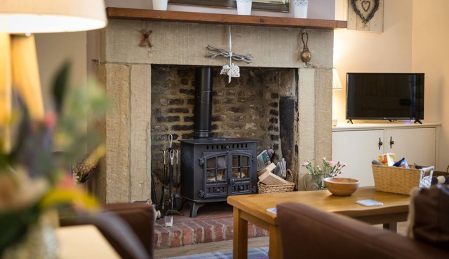 Charming Original Stone Cottage Close To Beaches and Countryside