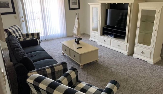 Charming Oshkosh Residence Near Fox River With Underground Parking