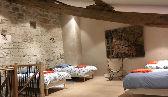 Charming outbuilding in the heart of the château-fort of Montreuil Bonnin Swimming pool 6 per