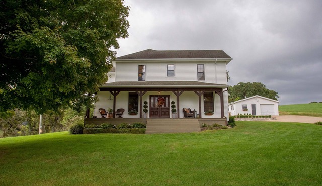 Charming Ozark Farmhouse Located Between Springfield and Branson, MO