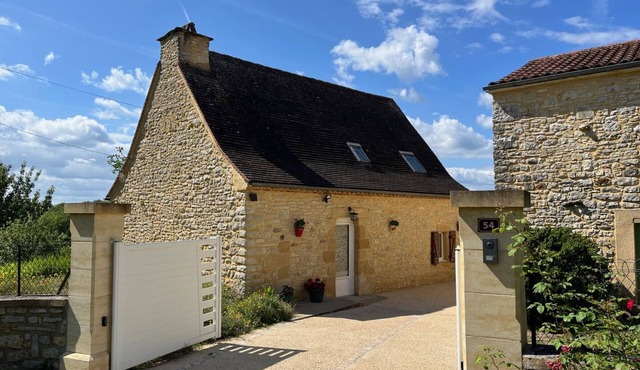 Charming Périgourdine house with shared pool and Wi-Fi