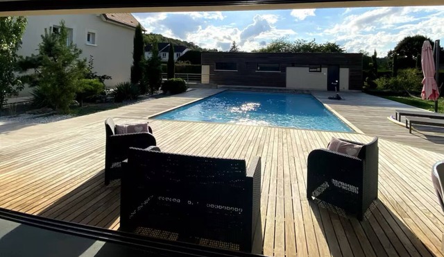 Charming poolside accommodation, pets welcome!