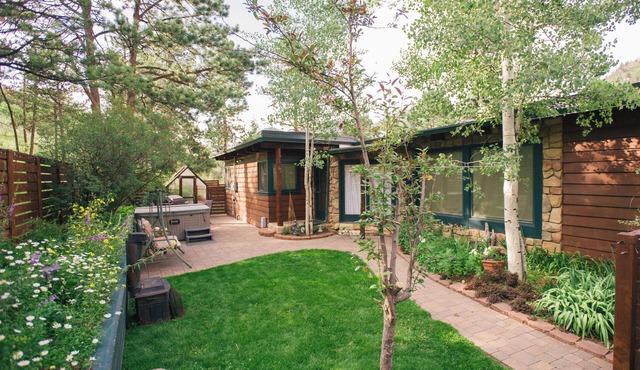 Charming Private Mountain Haven with Hot Tub; Eco-Friendly!