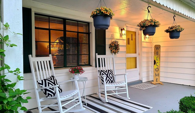 Charming, Parkview Cottage, King bed, 1 mi to I-81