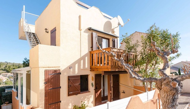 Charming pavilion with solarium, pool, and parking in Narbonne-Plage