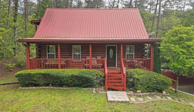 Charming Peaceful 2-bedroom cabin in Copperhill with WiFi and AC