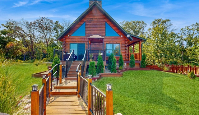 Charming & peaceful cabin with fire pit, deck, & great nature views - near golf