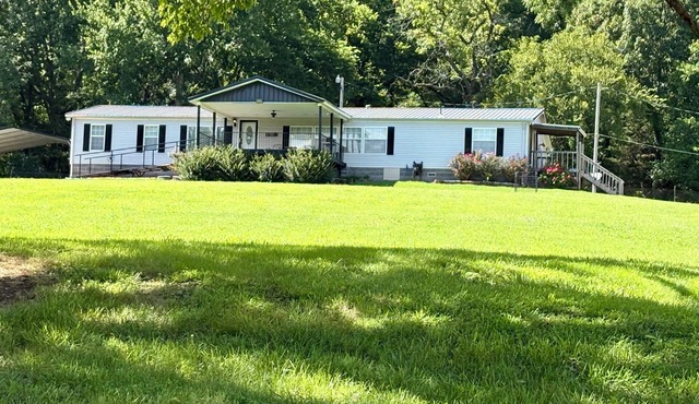 Charming, peaceful house in Pineville. Quiet setting only minutes to Elk River