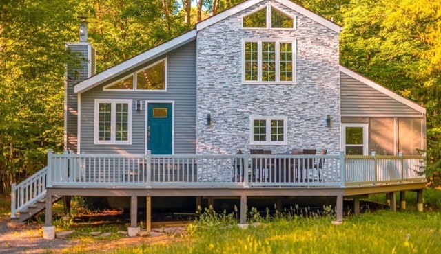 Charming & Peaceful LUXURY 3-bedroom chalet in Gouldsboro