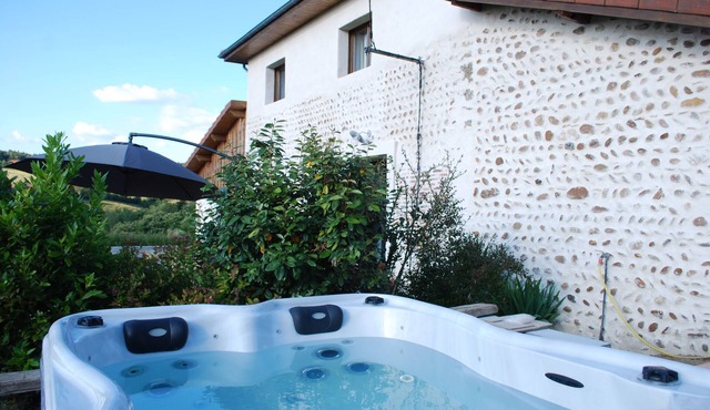 Charming pebble house, outdoor jacuzzi, on the edge of the woods
