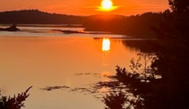 Charming Pembroke cabin, stunning views, total privacy, beach combing, near town