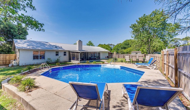 Charming Pensacola Home w/screened Lanai & Grill!