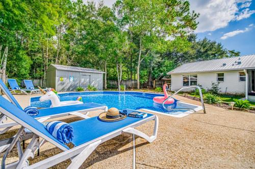 Charming Pensacola Home Pool Lanai