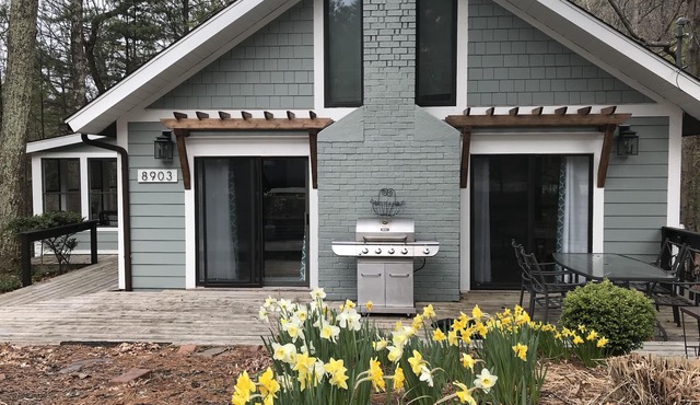 Charming Pentwater Cottage with Association Pool and Shared Lake Michigan Beach