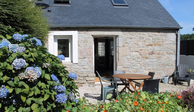 Charming penty, 3* gite, enclosed garden with trees