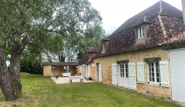 Charming Périgord farmhouse with breathtaking views over the valley and garden