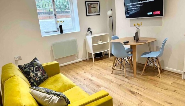 Charming Period Apartment, Near Uni & Hospital, Parking