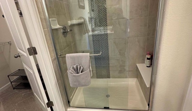 Charming pet friendly mountain views . Hottub included