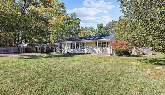 Charming Pet Friendly 4-bedroom house in quaint Fredericksburg with WiFi, AC