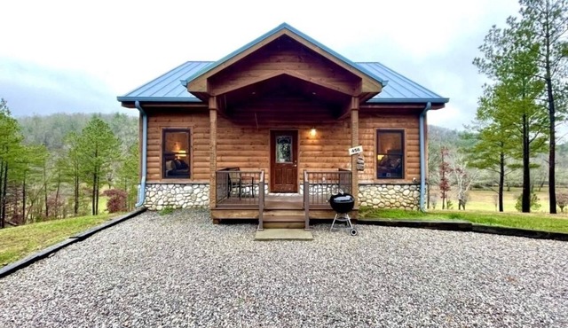 Charming, pet friendly cabin, perfect for fishing, family, hiking and R&R!