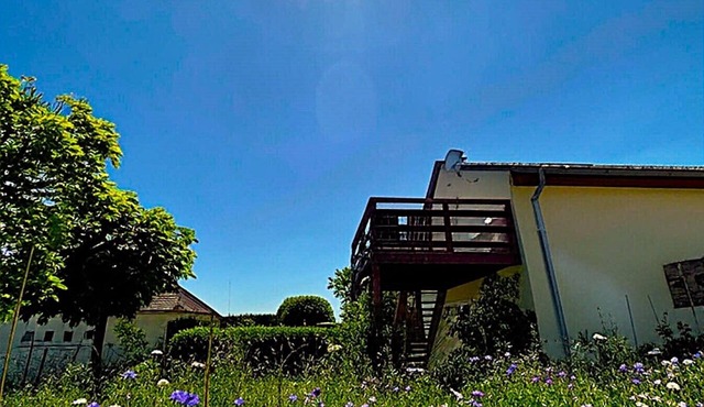 Charming pet friendly bungalow in the Vineyards with garden, deck and AC