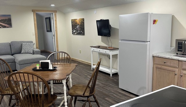 Charming pet friendly 1-bedroom apartment with WiFi, AC in quaint Conneaut Lake