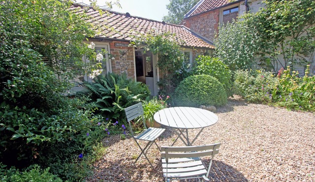 Charming, pet friendly Grade II single-storey cottage on a quiet country lane.
