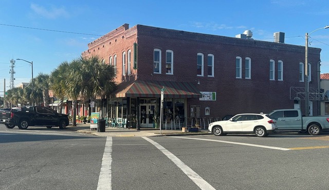 Charming pet-friendly suite in the heart of historic Apalachicola