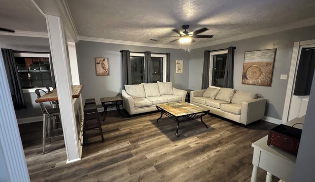 Charming pet friendly farmhouse with 2 bedrooms, 2.5 baths,WiFi, in Cartersville