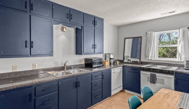 Charming Pet-Friendly Cottage Near U of A