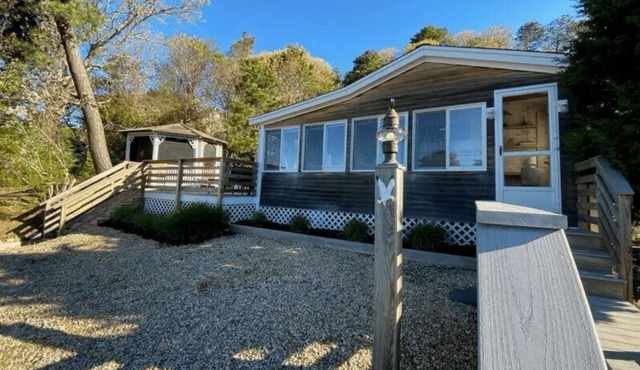 Charming pet friendly cottage steps from Follins Pond.