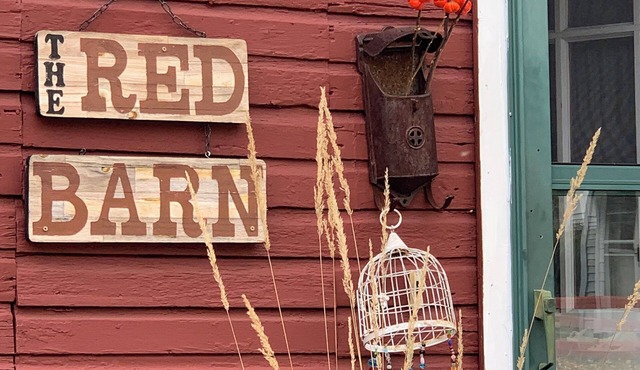 Charming pet friendly renovated barn with backyard, in Stevensville