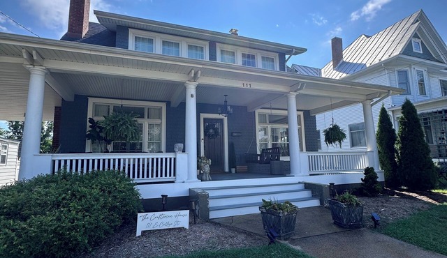 Charming Pet-Friendly Stay: Walk BC, 7.5 mi to JMU, walk to Dining, Parks & more