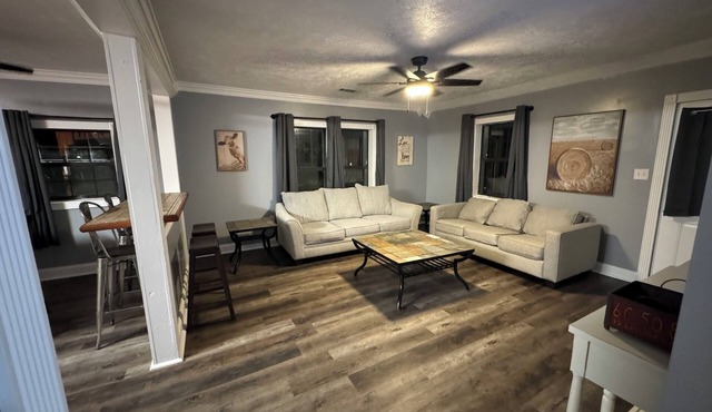 Charming pet friendly farmhouse with 2 bedrooms, 2.5 baths,WiFi, in Cartersville