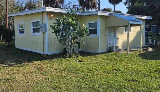 Charming Pet Friendly 3-bedroom 1- Bath house with WiFi & AC in Moore Haven