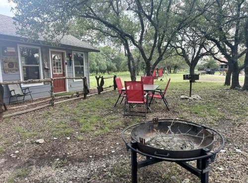 Charming Pet-Friendly Hill Country Cabin with Dark-Sky Stargazing near Mountain Home, Texas