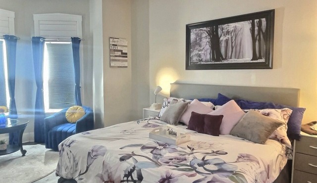Charming pet friendly bed & breakfast with Washer/Dryer and King size Bed