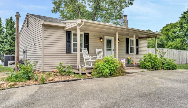 Charming pet friendly 2bedroom cottage with pool and goats in serene Troutville.